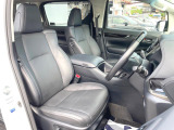 運転席まわりには十分なスペースがあり、大柄な方でもゆったり運転していただける環境です。