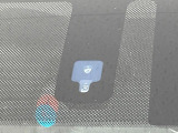 【レーダーブレーキサポート2】走行中に前方の車両等を認識し、衝突しそうな時は警報とブレーキで衝突回避と被害軽減をアシスト。より安全にドライブをお楽しみいただけます。
