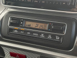 【オートエアコン】一度お好みの温度に設定すれば、車内の温度を検知し風量や温度を自動で調整。暑い&hellip;寒い&hellip;と何度もスイッチ操作をする必要はありません。快適な車内空間には必須の機能ですね♪