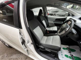 フロントシートです。運転席には座面の上下調節が可能なハイトアジャスターが装備されております。大きな痛み等が無く綺麗な状態です。