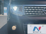 【HIDヘッドライト】非常に明るく前方を照らしてくれるので、悪天候や夜間の走行時も視界良好で安心してお乗りいただけます。