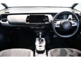 操作性に優れた運転席となります!小物入れや各ボタンの配置にこだわり、使いやすいです!座り心地もよく視認性も良好なのでロングドライブもお任せ下さい!