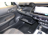 ドリンクホルダーや収納も充実しております♪