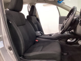 広い足元にゆったり座れるシートには肘掛けも装備しており長距離の運転でも疲れにくくなってます。女性でも運転がしやすいように、シートの高さ調整機能(シートリフター)がついています。