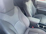 運転席まわりには十分なスペースがあり、大柄な方でもゆったり運転していただける環境です。