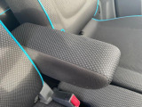 【アームレスト】運転中の身体の負担を軽減してくれるアームレストを装備♪