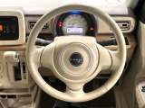 インテリアに合わせたデザインのステアリングは、運転される方のことも考え、運転しやすい形状、大きさです。是非一度、実際に触ってお確かめください。