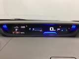 デジタル表示のスピードメーターとタコメーターを大きく配した見やすいメーター部になっています。左側のインフォメーション画面でオドメーターや燃費などの情報を確認できます。