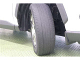 タイヤサイズ 225/60R18。京都トヨタにてこの車をご成約のお客様に限り、タイヤ4本を当社指定【新品】タイヤに交換します。