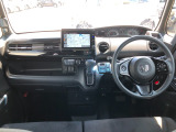 【インパネ全体】手が届きやすく、どなたでも運転しやすいです。シンプルで使いやすい設計になっています!