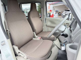 運転席まわりには十分なスペースがあり、大柄な方でもゆったり運転していただける環境です。