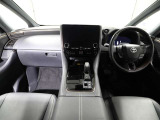 上質で落ち着いた印象のインパネ。視界も広々で運転しやすいです。
