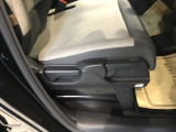 手動のレバーを使って、シートの高さや背もたれの角度を変えることができます。