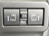 【両側パワースライドドア】スマートキーや運転席のスイッチで後席両側スライドドアの開閉が可能♪電動だから力を入れてドアを開ける必要が無く、小さなお子様でも簡単に開け閉めでき快適です♪