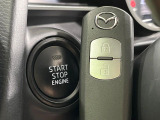 【アドバンストキー】カバンやポケットに入れたままでもドアの施錠・解錠が可能なスマートキーを装備。エンジンのオン・オフ時もカギを取り出す必要が無いからとっても便利です♪