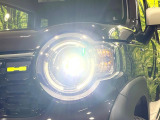 【LEDヘッドライト】悪天候や夜間走行時も良好な視界を確保し安心して運転できる高輝度LEDヘッドライトを装備!点灯速度が早く、消費電力も抑えられています。