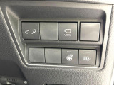 【パワーバックドア】スマートキーや運転席のボタンを押すだけでリアゲートが自動で開閉します!荷物を持っている時や、高い位置にあるバックドアを閉める際に便利な機能です♪