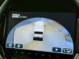 アラウンドビューモニター。上空から見下ろしているかのような映像を映し出して周囲を確認し、スムースな駐車をアシストします。