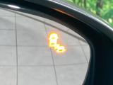 【ブラインドスポットインフォメーション】走行中、ドアミラーの死角になりやすい箇所に後続車が接近するとサイドミラー付近に警告を表示、ドライバーに注意喚起をしてくれます。