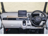 操作性に優れた運転席となります!小物入れや各ボタンの配置にこだわり、使いやすいです!座り心地もよく視認性も良好なのでロングドライブもお任せ下さい!