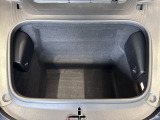 フロントラゲッジスペース(車載工具/タイヤパンク修理キット付)