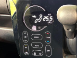 【オートエアコン】一度お好みの温度に設定すれば、車内の温度を検知し風量や温度を自動で調整。暑い&hellip;寒い&hellip;と何度もスイッチ操作をする必要はありません。快適な車内空間には必須の機能ですね♪