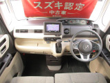ベージュ基調の落ち着いたデザイン。インパネシフト、フットブレーキで足元広々。
