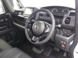 運転席から各種ボタンの操作がしやすいように設計されたデザイン。ドライブなでもスマートに操作ができます♪