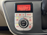 【オートエアコン】一度お好みの温度に設定すれば、車内の温度を検知し風量や温度を自動で調整。暑い&hellip;寒い&hellip;と何度もスイッチ操作をする必要はありません。快適な車内空間には必須の機能ですね♪