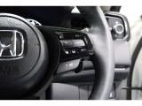 Hondaセンシングの機能のひとつ、アダプティブクルーズコントロール付!アクセルから足を離しても設定したスピードと前車との車間を保ち走行してくれます!車線維持もアシスト☆高速道路で疲労軽減ですね☆