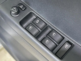 【電動格納ミラー】サイドミラーは電動格納式となっており、狭い駐車場でもキズがつくリスクを抑えられます。
