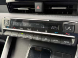 【オートエアコン】一度お好みの温度に設定すれば、車内の温度を検知し風量や温度を自動で調整。暑い&hellip;寒い&hellip;と何度もスイッチ操作をする必要はありません。快適な車内空間には必須の機能ですね♪
