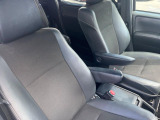 運転席まわりには十分なスペースがあり、大柄な方でもゆったり運転していただける環境です。