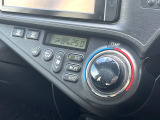【オートエアコン】一度お好みの温度に設定すれば、車内の温度を検知し風量や温度を自動で調整。暑い&hellip;寒い&hellip;と何度もスイッチ操作をする必要はありません。快適な車内空間には必須の機能ですね♪