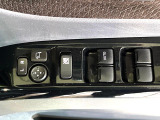 【電動格納ミラー】サイドミラーは電動格納式となっており、狭い駐車場でもキズがつくリスクを抑えられます。