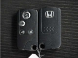 ◆スマートキー◆カギをバッグやポケットに入れたままでもドアロックの開閉ができる『スマートキー』付き!雨天や暗くなってもカギを取り出す必要がなくドアの開錠&エンジンも始動できます