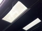 【ガラスルーフ】ガラスルーフ搭載で車内の解放感が一気にアップ!開放的なドライブをお楽しみいただけます。