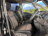 運転席まわりには十分なスペースがあり、大柄な方でもゆったり運転していただける環境です。