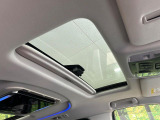 【サンルーフ】開放感たっぷりの希少装備、サンルーフが装着されています!車内に明かりを取り入れたり景色を楽しむ以外にも、車内の空気も簡単に換気できて快適です!