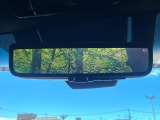 【デジタルインナーミラー】後席の大きな荷物や同乗者で後方が確認しづらい時でも安心!カメラが撮影した車両後方の映像をルームミラー内に表示。クリアな視界で状況の確認が可能です!