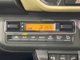 【オートエアコン】一度お好みの温度に設定すれば、車内の温度を検知し風量や温度を自動で調整。暑い&hellip;寒い&hellip;と何度もスイッチ操作をする必要はありません。快適な車内空間には必須の機能ですね♪