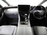 上質で落ち着いた印象のインパネ。視界も広々で運転しやすいです。