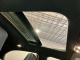 パノラミックルーフで明るい車内と開放感あるドライブをお楽しみいただけます。