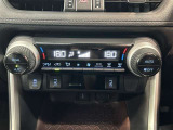 左右独立温度コントロールオートエアコンです。 運転席、助手席それぞれで独立して温度設定ができます。冷え性の方が乗っても安心ですね♪