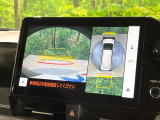 【パノラミックビューモニター】専用のカメラにより、上から見下ろしたような視点で360度クルマの周囲を確認することができます☆死角部分も確認しやすく、狭い場所での切り返しや駐車もスムーズに行えます。