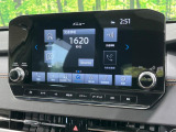【メーカー純正ナビ】インテリアに溶け込むスタイリッシュな「専用設計」メーカーナビを装備♪視認性や操作性など基本性能にも優れ、より上質なカーライフをお楽しみいただけます。