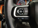 ステアリングには運転中でも簡単に操作できる各種スイッチついてます