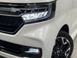 【LEDヘッドライト】悪天候や夜間走行時も良好な視界を確保し安心して運転できる高輝度LEDヘッドライトを装備!点灯速度が早く、消費電力も抑えられています。