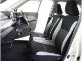 シックな色使いの運転席周りですね。すっきりとしたデザインで上品な色使いです。居心地の良い運転席長く座ってられるリラックスできるデザインがいいですね。