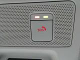 急病時や危険を感じた時、SOSコールスイッチを押すと専門のオペレータに繋がって、警察や消防への連携をサポートしてくれます。また、万が一の事故発生時には、エアバッグ展開と連動して自動通報します。